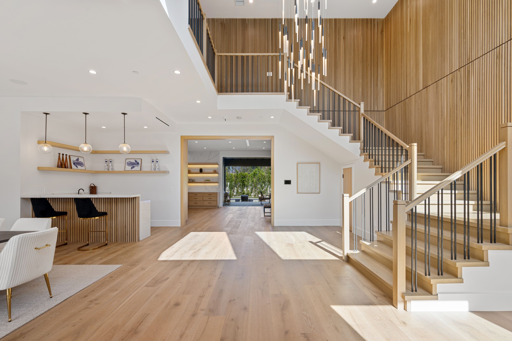 Foyer with a slatted oak staircase